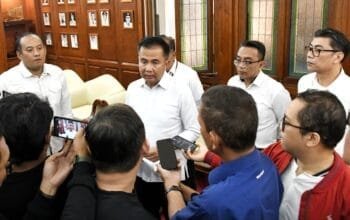 Bey Machmudin Umumkan UMSK 2025, Pengumuman tersebut tertuang pada Kepgub Nomor: 561.7/Kep.802-Kesra/2024 tentang (UMSK) tahun 2025.