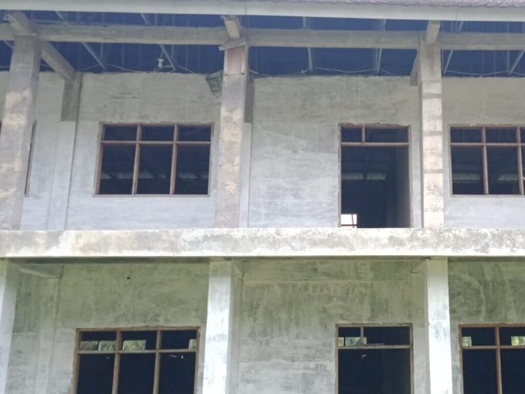 Diduga Ada Penggelapan Anggaran Proyek, Pembangunan Ruang Kelas Baru Yayasan Nurul-Amien di Garut Terbengkalai