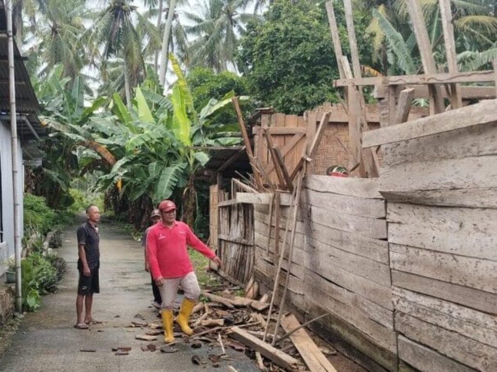 Angin Kencang Rusak Rumah Warga di Sukamarga, Kades Ajak Warga Gotong Royong Bantu Perbaikan