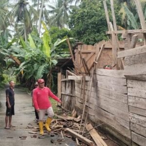 Angin Kencang Rusak Rumah Warga di Sukamarga, Peristiwa ini mengakibatkan kerusakan parah pada rumah non permanen milik Sukiman (56).