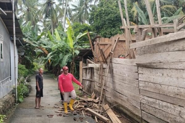 Angin Kencang Rusak Rumah Warga di Sukamarga, Kades Ajak Warga Gotong Royong Bantu Perbaikan