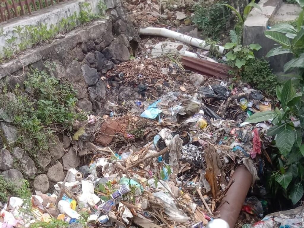 Minimnya Kesadaran Masyarakat Jadi Penyebab Sampah Menumpuk di Jembatan Gorong-Gorong Desa Jondong