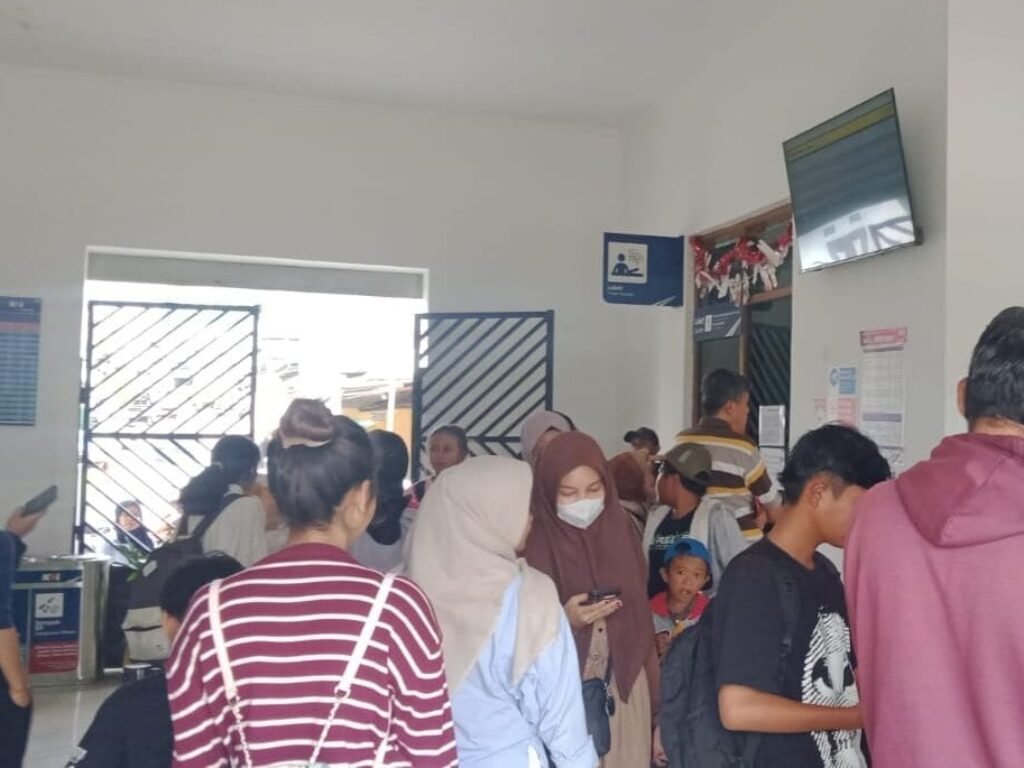 Jelang Libur Tahun Baru Stasiun Kereta Api Leles Ramai Penumpang