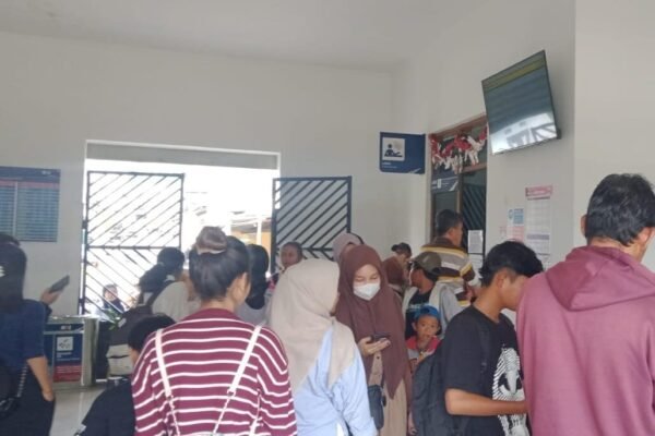 Jelang Libur Tahun Baru Stasiun Kereta Api Leles Ramai Penumpang