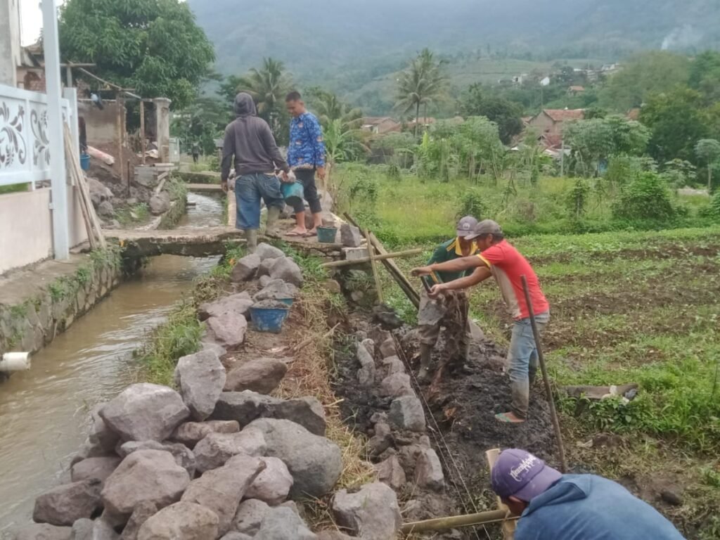 Desa Karangmulya Garut Bangun Tembok Penahan Tanah dan Rehabilitasi Saluran Irigasi dengan Dana Bankeudes
