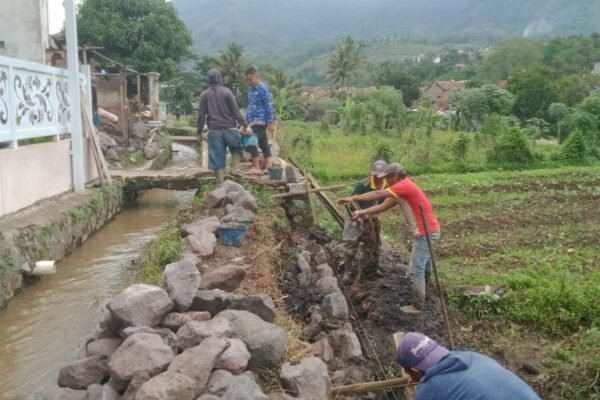 Desa Karangmulya Garut Bangun Tembok Penahan Tanah dan Rehabilitasi Saluran Irigasi dengan Dana Bankeudes