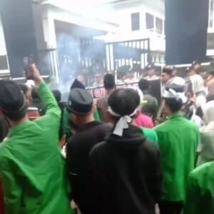 Replika Keranda Mayat Muncul Didepan Kantor Kejaksaan