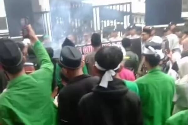 Replika Keranda Mayat Muncul Didepan Kantor Kejaksaan Negeri Garut Paska JPU Tuntut Guru Ngaji 5 Bulan penjara