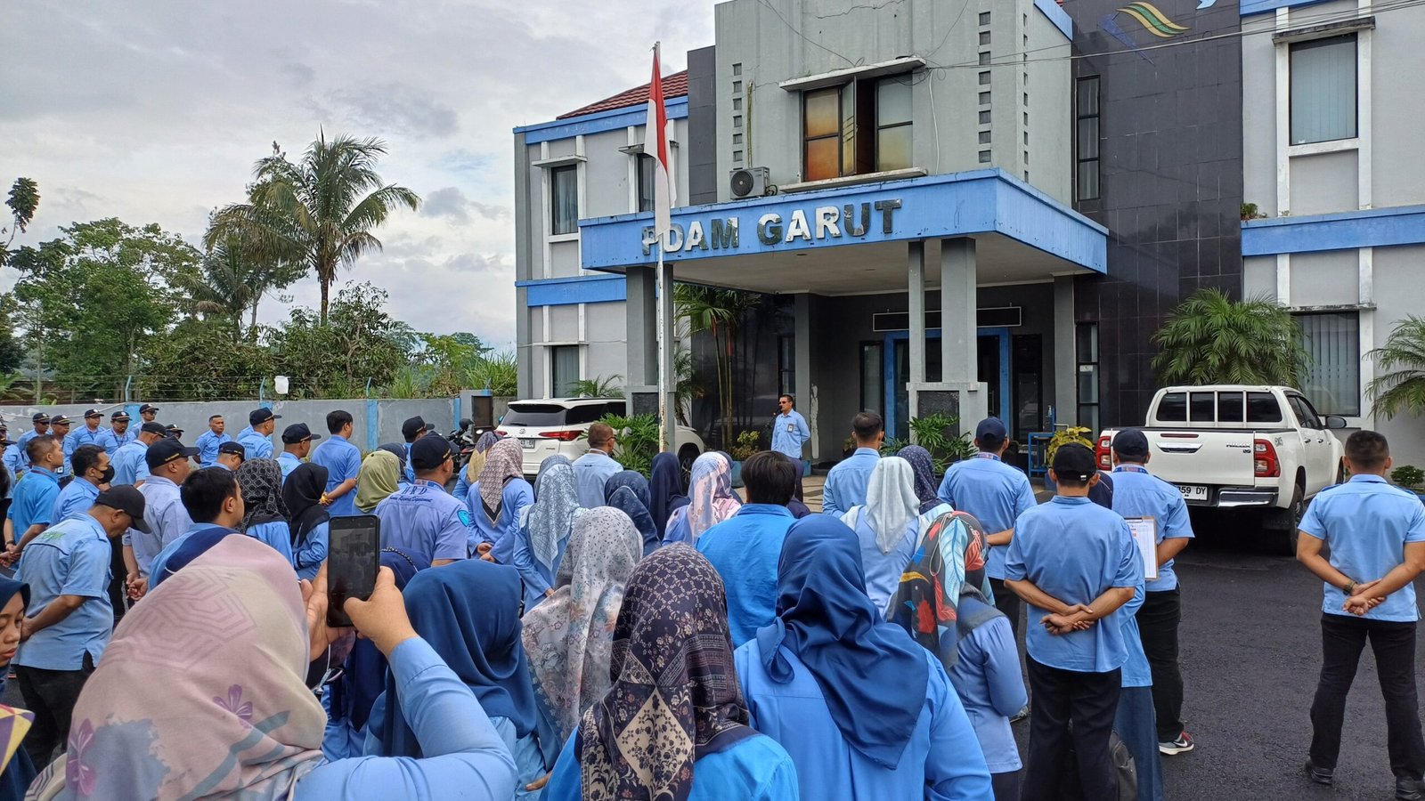 Direktur Utama Perumda Tirta Intan Garut, Dr. H. Aja Rowikarim saat memimpin apel pagi di Kantor Pusat PDAM Garut. Orang nomor satu di perusahaan ini memerintahkan semua pihak di perusahaan yang bergerak dibawah kepemimpinannya untuk bergerak cepat memberikan pelayanan dan mersepon semua keluhan pelanggannya. Aja juga menegaskan bantuan untuk korban dan bencana menjadi prioritas perusahaannya. (ft: asep ahmad)