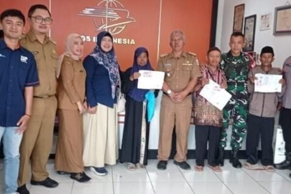 Kepala Dinas Sosial Kabupaten Garut Pantau Penyaluran BLT DBHCT di Kantor Pos Leles