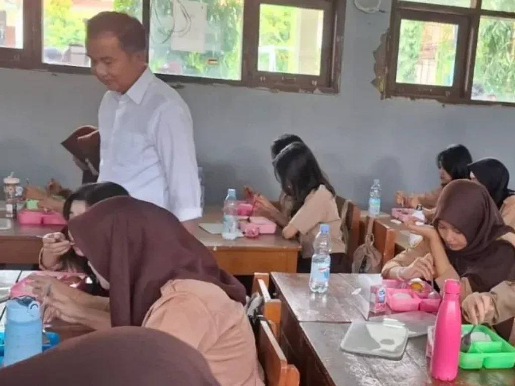 Pemprov Siapkan Dana 1 Triliun, Penjabat Gubernur Jawa Barat Tinjau Pelaksanaan Program MBG di Kota Sukabumi