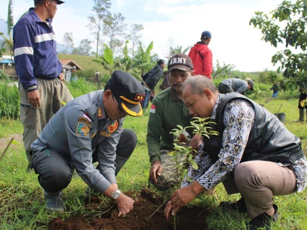 Brigade Pangan Kabupaten Garut Tanam 112 Pohon di Cikajang, Kampanyekan Peduli Konservasi