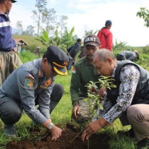 Brigade Pangan Kabupaten Garut Tanam 112 Pohon di Cikajang, Kampanyekan Peduli Konservasi