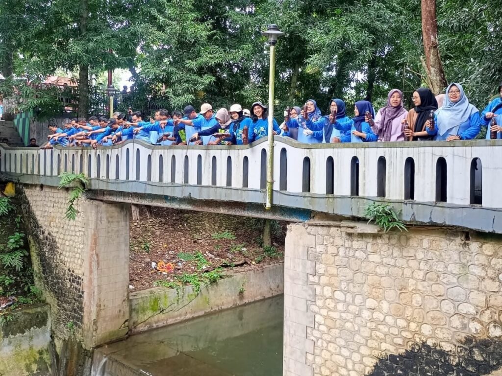 DLH Blora Tuangkan ECO ENZYME di Sungai Tirtonadi untuk Perbaiki Kualitas Air