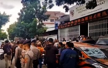 Lima Tersangka Ditangkap Buntut Bentrokan GRIB dan PP, Polisi Sedang Melakukan Penyelidikan dan Penyidikan untuk Mengungkap Motif Bentrokan.