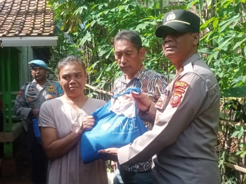 Kapolsek Cipeundeuy Salurkan Bantuan Sembako untuk Korban Angin Puting Beliung di Desa Sirnaraja