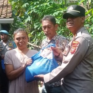 Kapolsek Cipeundeuy Salurkan Bantuan Sembako untuk Korban Angin Puting Beliung di Desa Sirnaraja Kecamatan Cipeundeuy.
