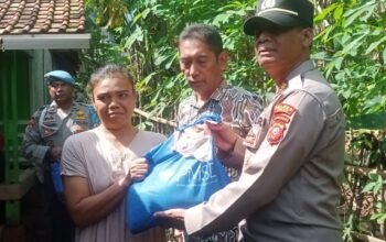 Kapolsek Cipeundeuy Salurkan Bantuan Sembako untuk Korban Angin Puting Beliung di Desa Sirnaraja Kecamatan Cipeundeuy.