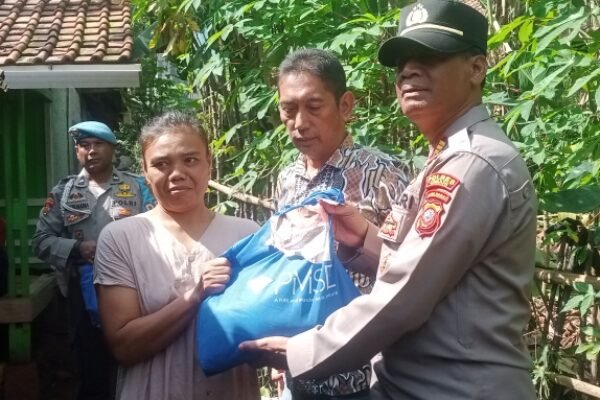 Kapolsek Cipeundeuy Salurkan Bantuan Sembako untuk Korban Angin Puting Beliung di Desa Sirnaraja