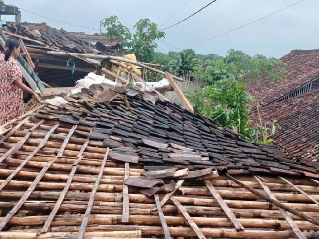 Rumah Roboh di Selaawi Garut Akibat Hujan Lebat, Jaja Mengungsi, Kerugian Ditaksir Rp60 Juta
