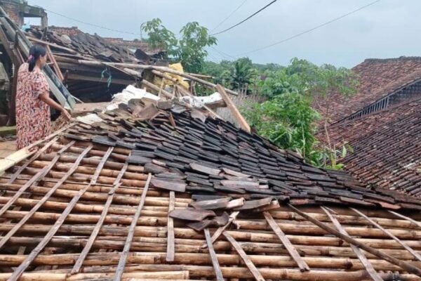 Rumah Roboh di Selaawi Garut Akibat Hujan Lebat, Jaja Mengungsi, Kerugian Ditaksir Rp60 Juta