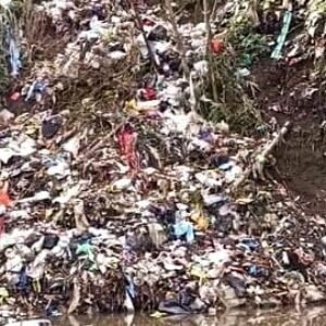 Ironi di Kabupaten Garut: Sampah Bandung di TPA, Warga Buang Sampah ke Sungai Cimanuk