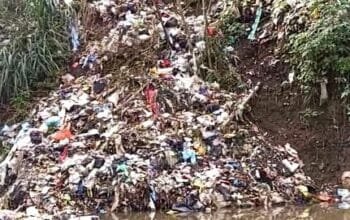 Ironi di Kabupaten Garut: Sampah Bandung di TPA, Warga Buang Sampah ke Sungai Cimanuk