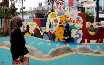 Viral di Medsos, Oknum Ormas Pemuda Pancasila Diduga Lakukan Pungli di Taman Literasi Blok M, terlihat sejumlah pengunjung ditegur.