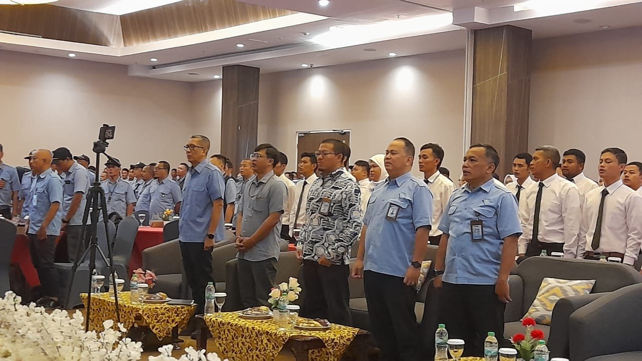 Direksi dan Dewas Perumda Tirta Intan berfoto bersama dengan 36 TKK yang diangkat menjadi calon pegawai Perumda Tirta Intan Kabupatem Garut. (ft: dok)