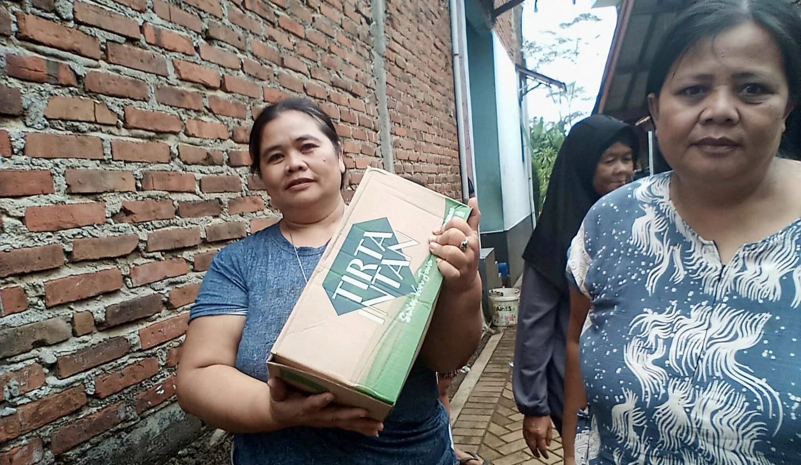 Korban banjir Sungai Cimanuk di Cimacan Desa Haurpanggung saat menerima bantuan dari Perumda Tirta Intan Garut. (Ft: asep ahmad)