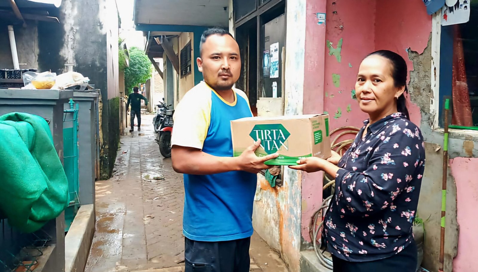 Korban banjir Cimacan, Tarogog Kidul menerima bantuan berupa Air Minum Dalam Kemasan (AMDK) Tirta Intan Swiss Van Java yang diproduksi PDAM Garut sejak tahun 2024 lalu. (Ft: asep ahamd)