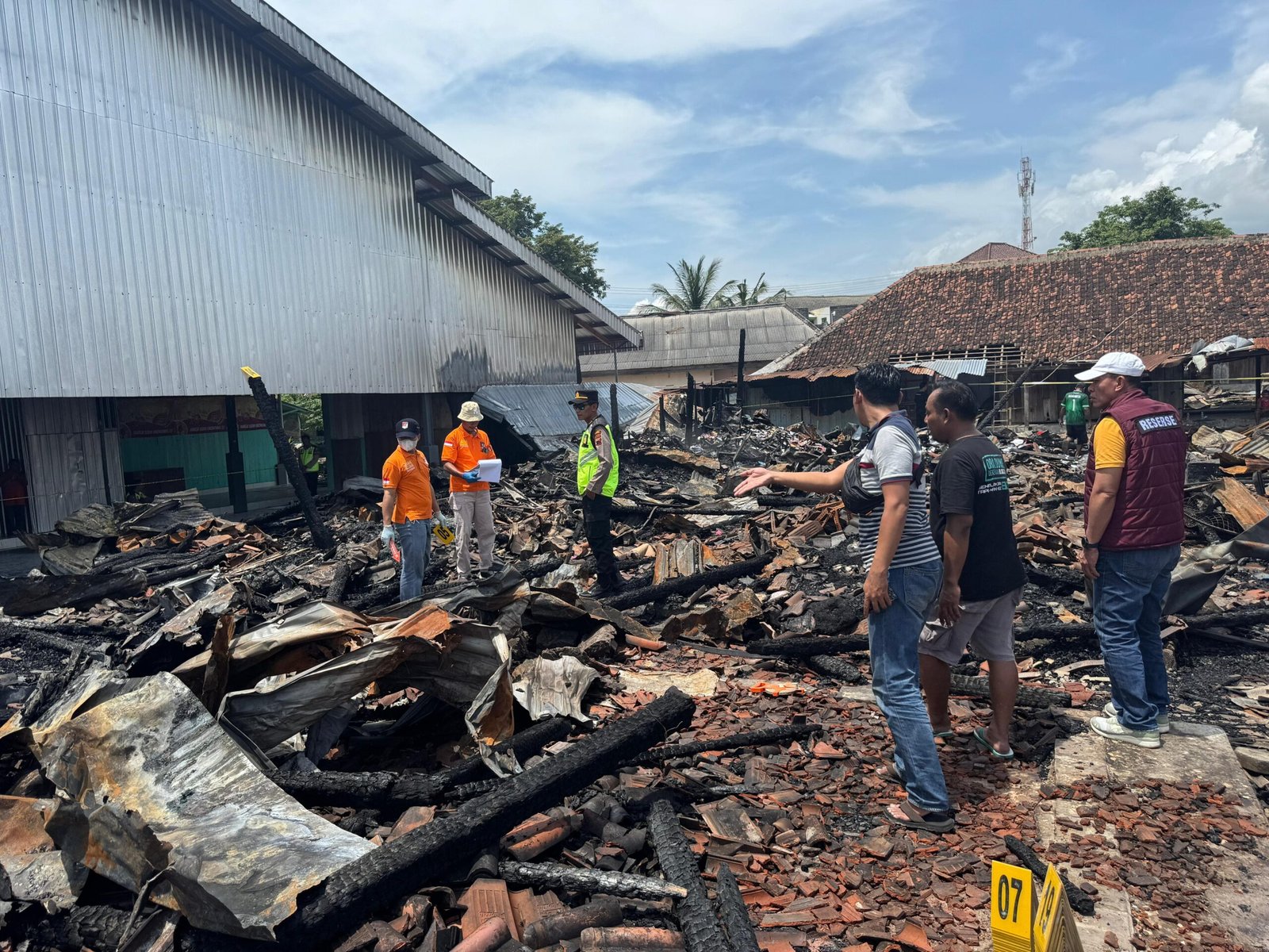 Pasar Induk Cepu Terbakar, Bupati Blora Dr. H. Arief Rohman, langsung meninjau lokasi Beri Bantuan Kepada Pedagang Terdampak