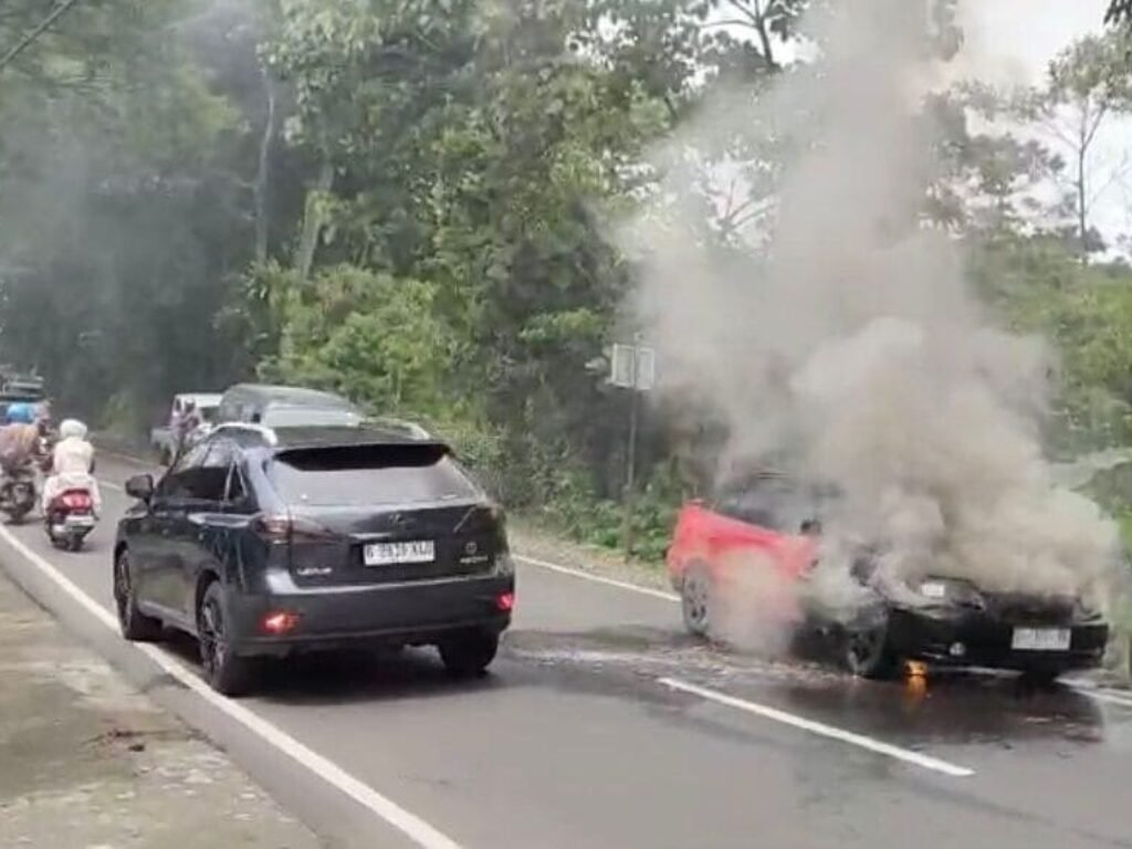 Sebuah Mobil Sedan di Garut Terbakar Membuat Pengendara Panik, Jalan Provinsi Macet