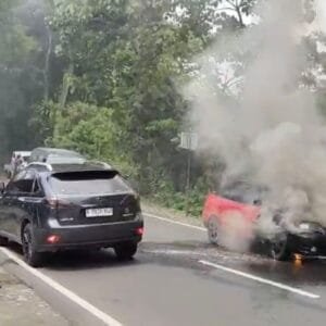 Sebuah Mobil Sedan di Garut Terbakar Membuat Pengendara Panik, Jalan Provinsi Macet