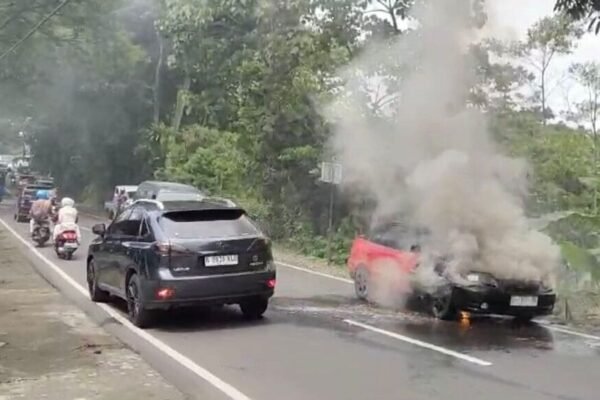 Sebuah Mobil Sedan di Garut Terbakar Membuat Pengendara Panik, Jalan Provinsi Macet