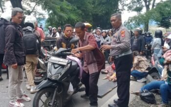 Kecelakaan Beruntun di Leweng Tiis Garut, Beberapa Pengendara Sepeda Motor Dilarikan ke Rumah Sakit terdekat gunakan Ambulance