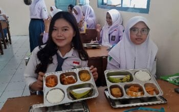 Siswa di SMAN 6 Garut Menahan Lapar, Lebih dari 1.300 siswa SMAN 6 Garut dari kelas 10-12 Terlambat 90 menit dapatkan hidangan MBG.