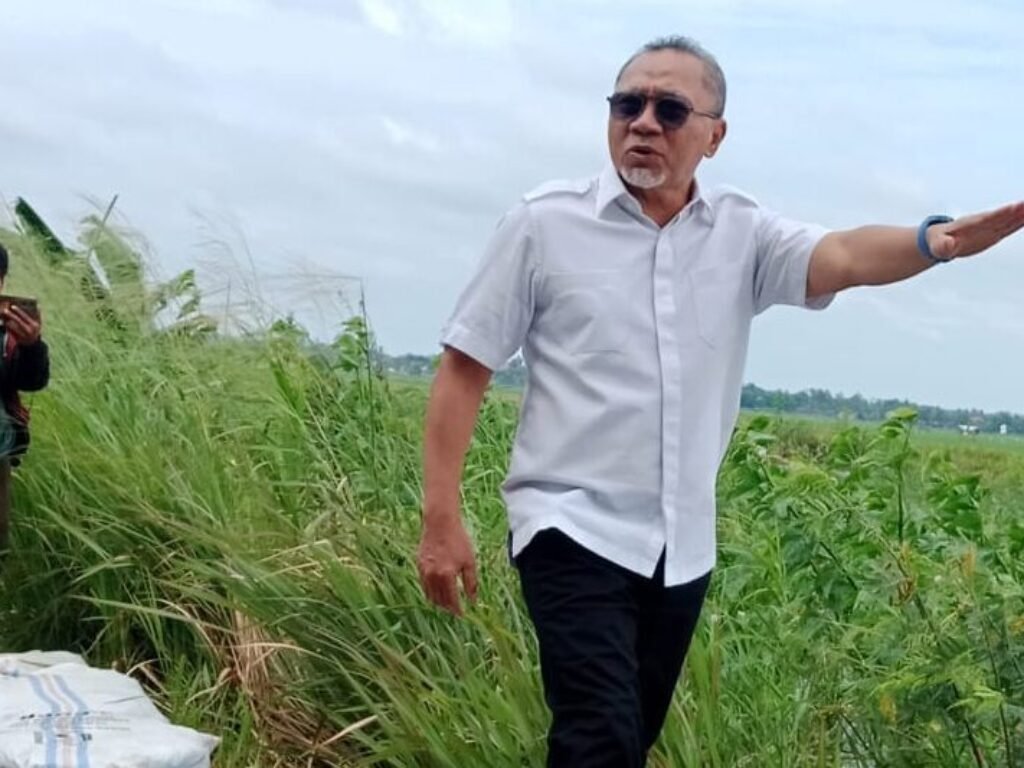 Menko Pangan Zulkifli Hasan Tinjau Korban Banjir di Lampung Selatan, Salurkan Bantuan dan Janjikan Normalisasi Irigasi