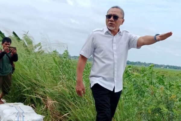 Menko Pangan Zulkifli Hasan Tinjau Korban Banjir di Lampung Selatan, Salurkan Bantuan dan Janjikan Normalisasi Irigasi