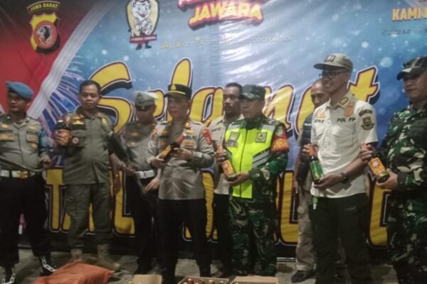 Antisipasi Malam Tahun Baru, Muspika Cipatat Amankan Puluhan Botol Miras dan Knalpot Brong