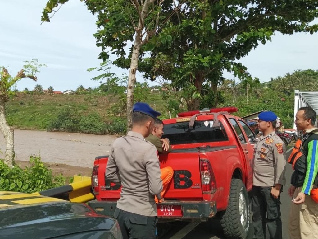 Penggembala Sapi di Garut Hilang Terseret Arus Sungai yang Meluap