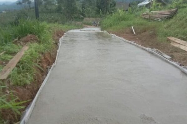 Desa Godog Garut Bangun Jalan Rabat Beton untuk Dukung Swasembada Pangan