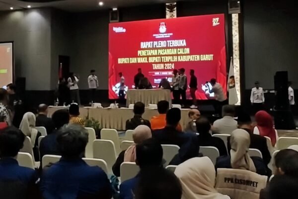 KPU Garut Resmi Tetapkan Abdusy Syakur Amin dan Putri Karlina sebagai Bupati dan Wakil Bupati Terpilih