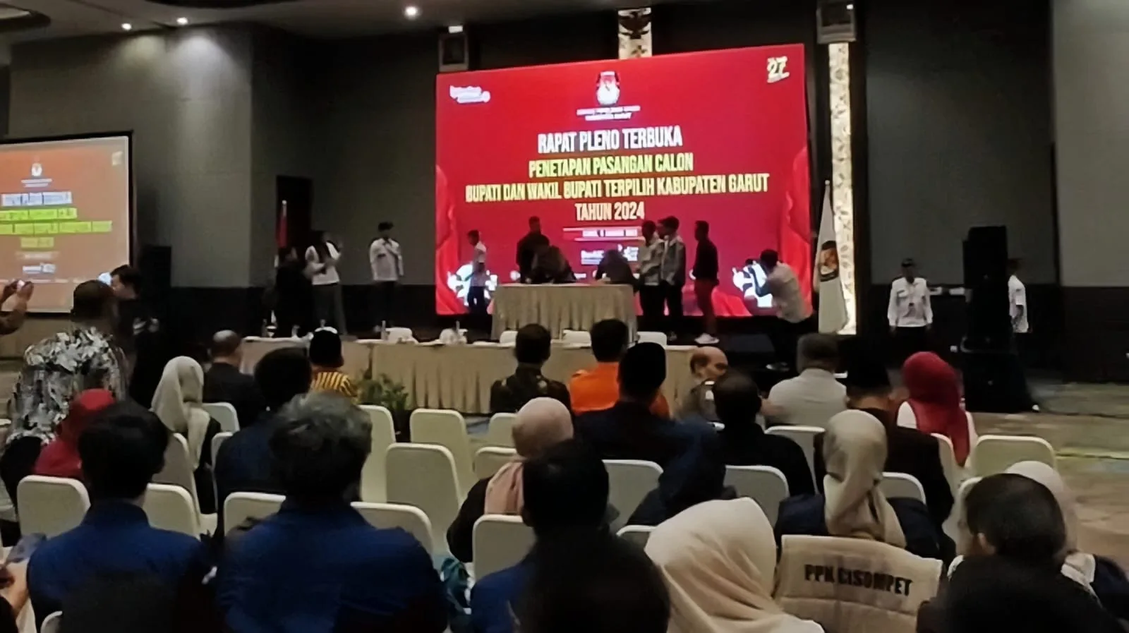 KPU Garut Resmi Tetapkan Abdusy Syakur Amin dan Putri Karlina sebagai Bupati dan Wakil Bupati Terpilih periode 2025-2030.