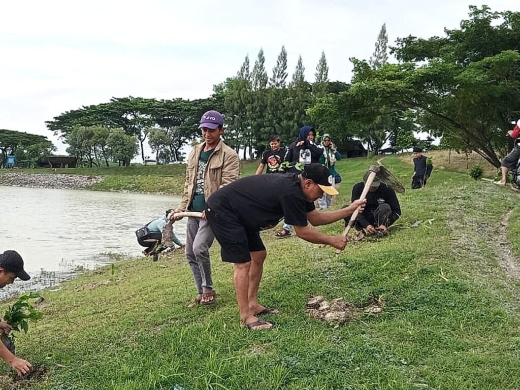 Rumah Juang Asri Tanam Ribuan Pohon dan Tebar Benih Ikan di Blora, Merawat Bumi Manusia