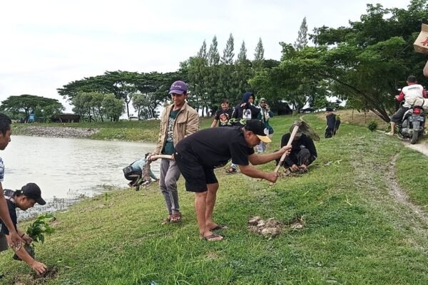 Rumah Juang Asri Tanam Ribuan Pohon dan Tebar Benih Ikan di Blora, Merawat Bumi Manusia