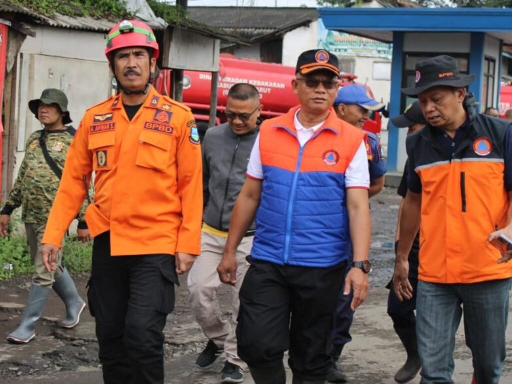 Pemkab Garut Bergerak Cepat Tangani Banjir di Tarogong Kidul, Warga Terdampak Mulai Bersihkan Rumah