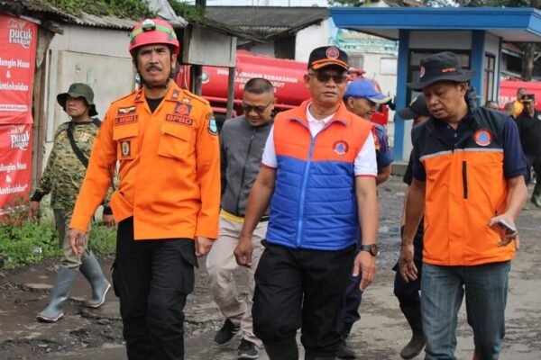 Pemkab Garut Bergerak Cepat Tangani Banjir di Tarogong Kidul, Warga Terdampak Mulai Bersihkan Rumah