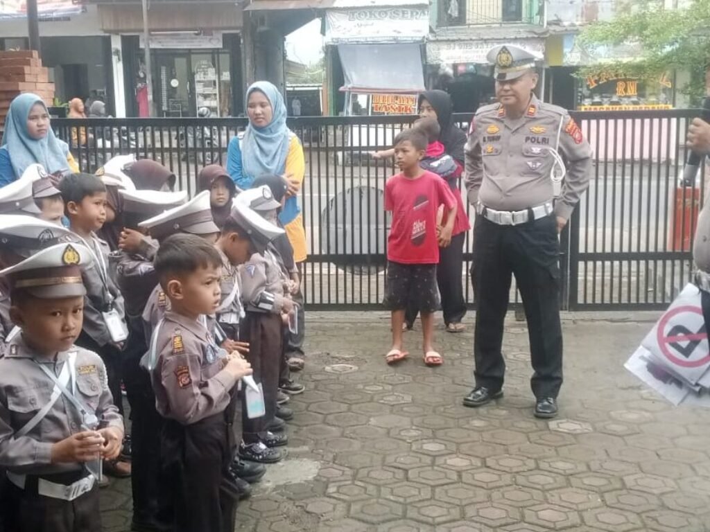 Polsek Cipatat Ajak Anak-anak RA Al-Farobi Mengenal Tugas dan Peran Polisi