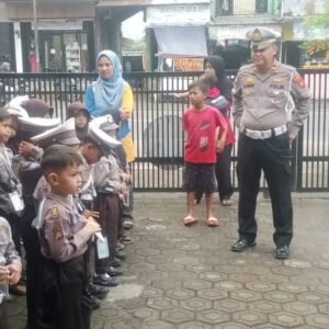 Polsek Cipatat Ajak Anak-anak RA Al-Farobi Mengenal Tugas dan Peran Polisi